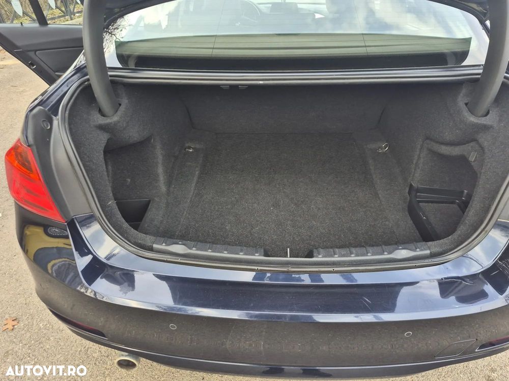 BMW Seria 3 318d Aut. - 12