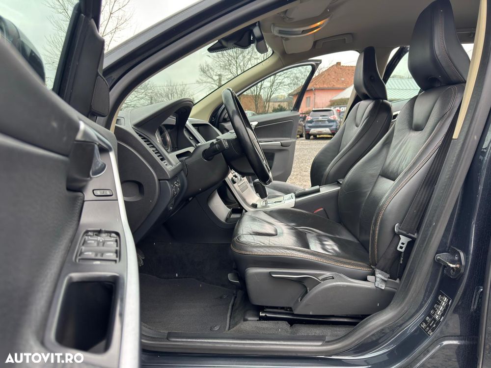 Volvo XC 60 D5 AWD Aut. Momentum - 28