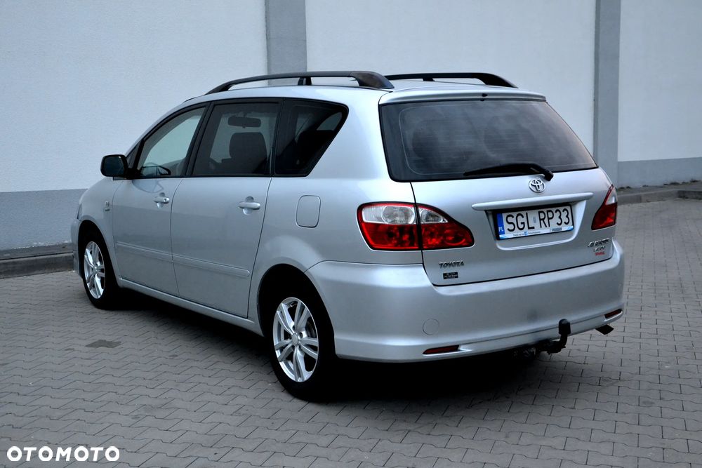 Toyota Avensis Verso 2.0 - 7