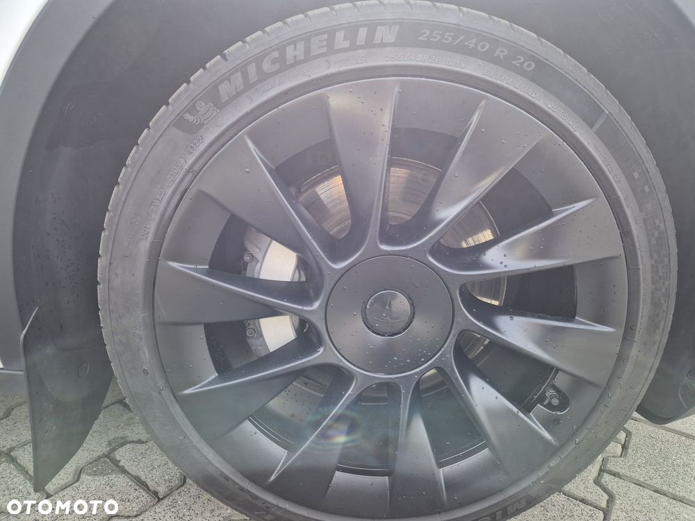 Tesla Y Long Range AWD - 16