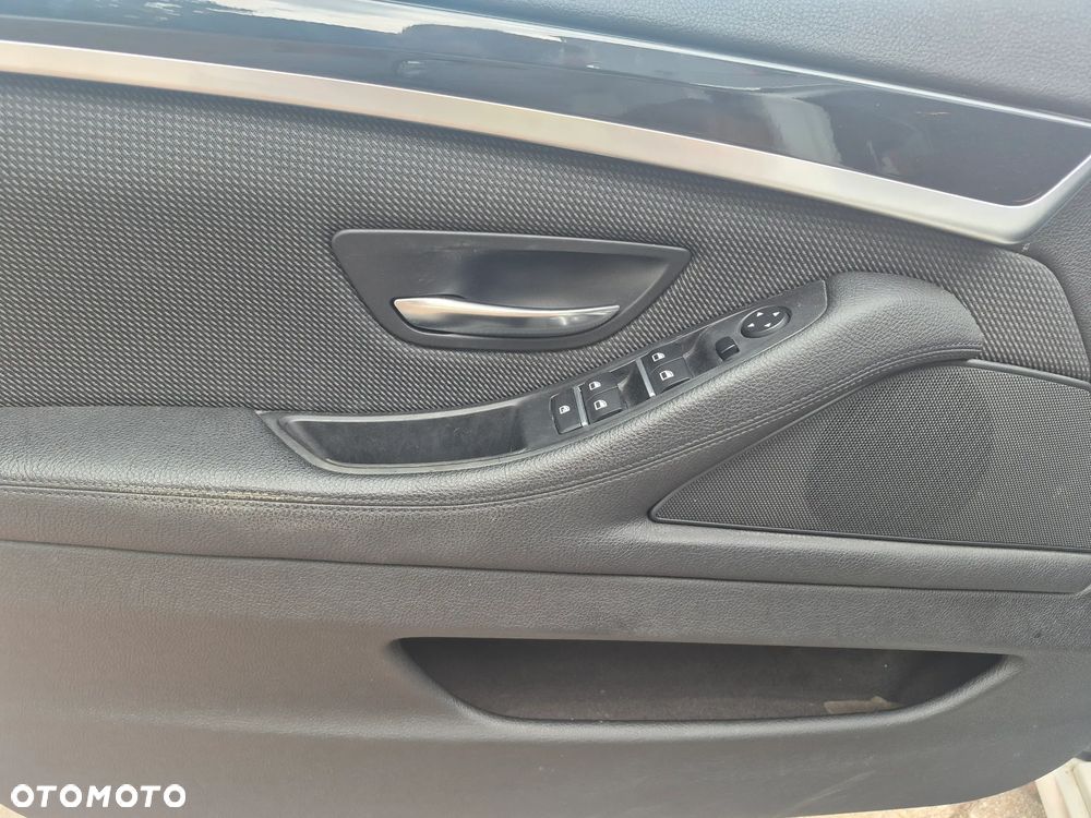 BMW Seria 5 518d Luxury Line - 16