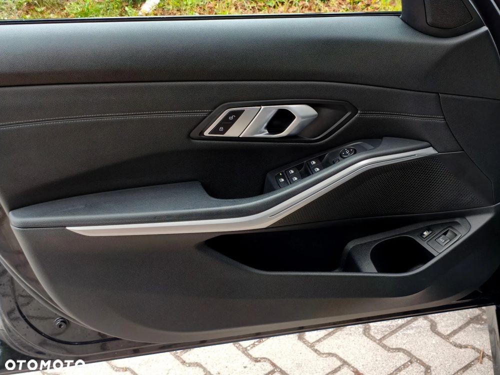 BMW Seria 3 330e Luxury Line sport - 12