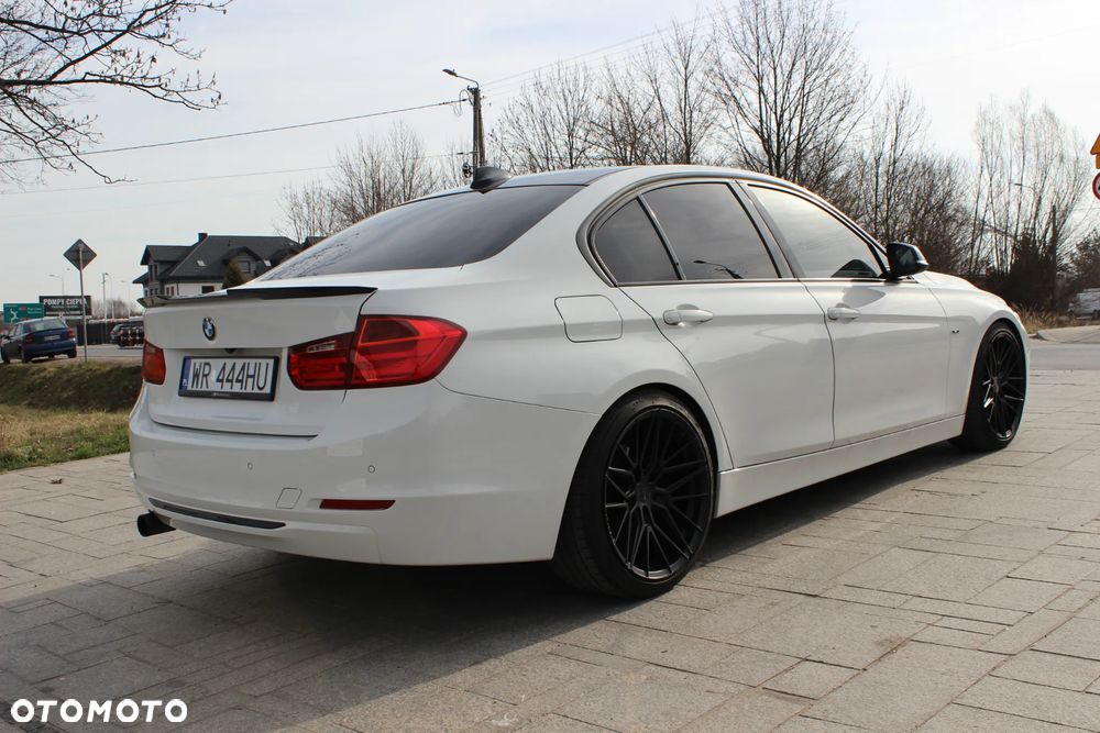 BMW Seria 3 320i xDrive Sport-Aut - 4