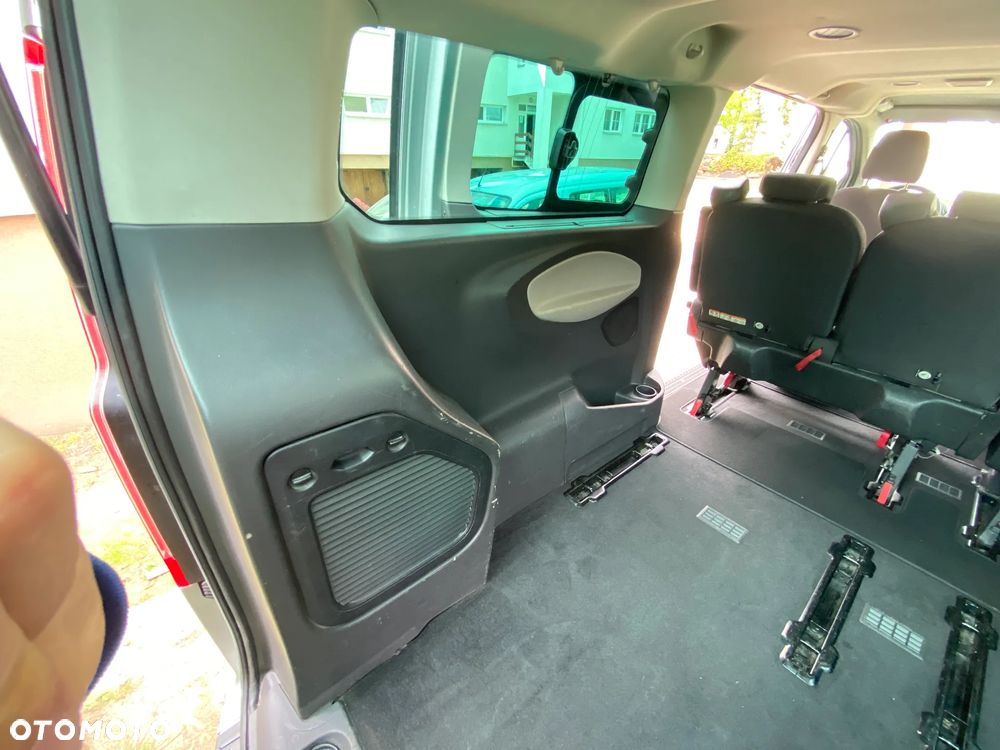 Ford Tourneo Custom - 35