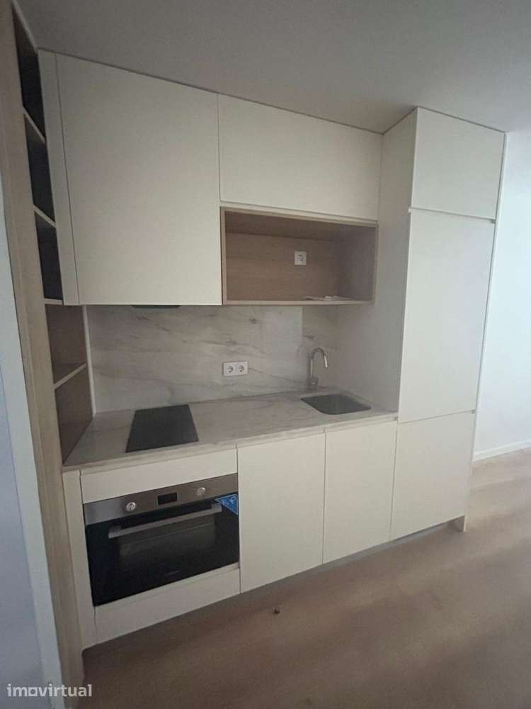 Apartamento T1+1 Duplex a 300 metros da Estação do Metro da Trindade - Grande imagem: 2/9