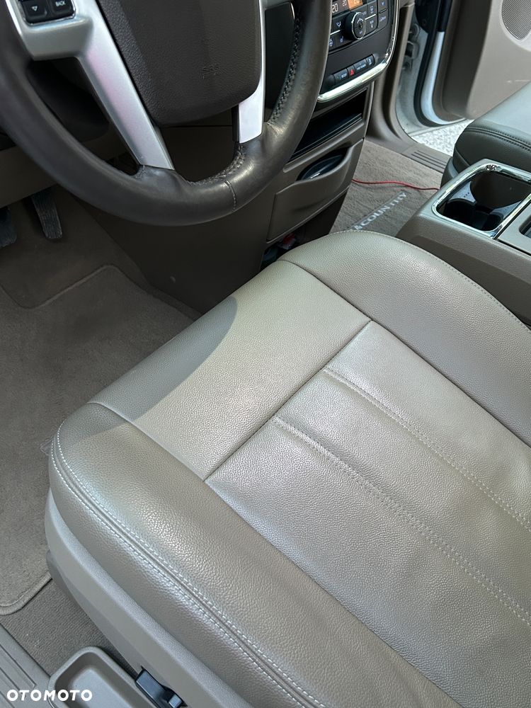 Chrysler Town & Country - 14