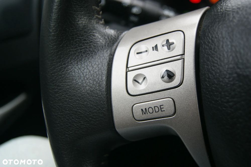 Toyota Auris 1.33 VVT-i Premium + - 16