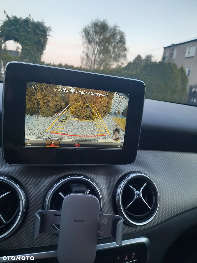 Mercedes-Benz GLA 180 d - 16