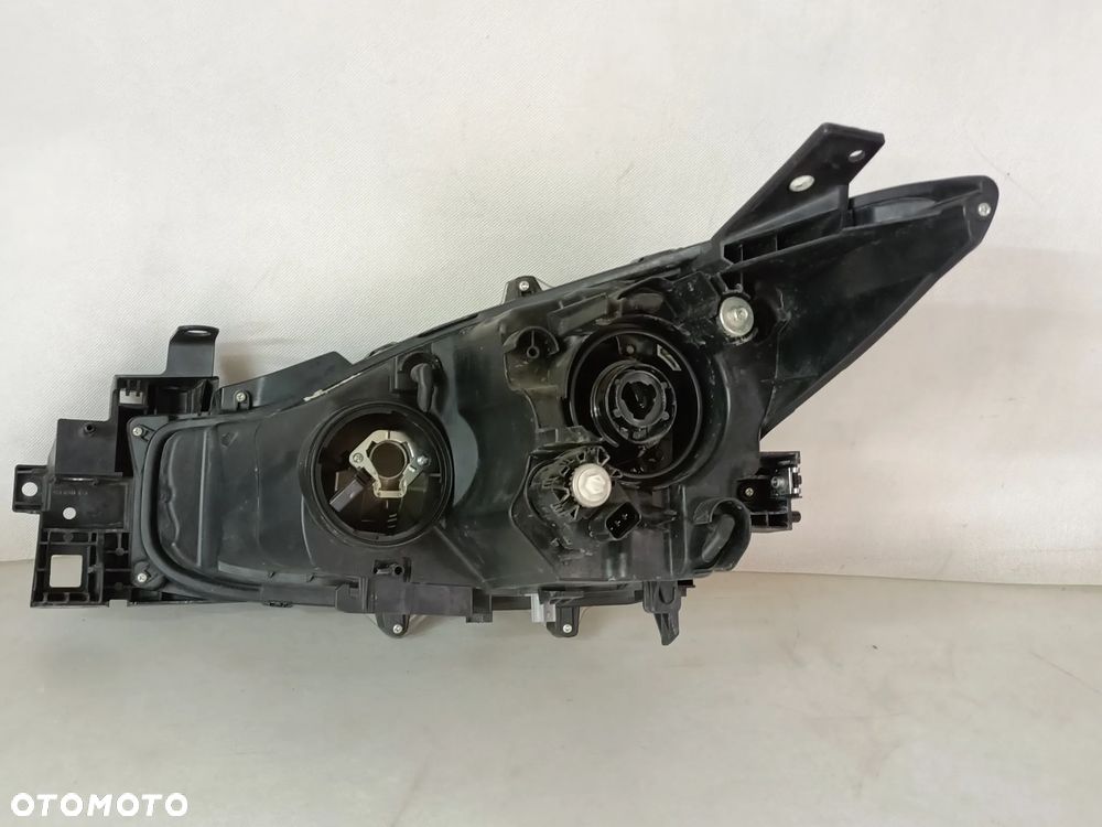 MAZDA 3 III LIFT 13-18r lampa przednia prawa oryginał - 3