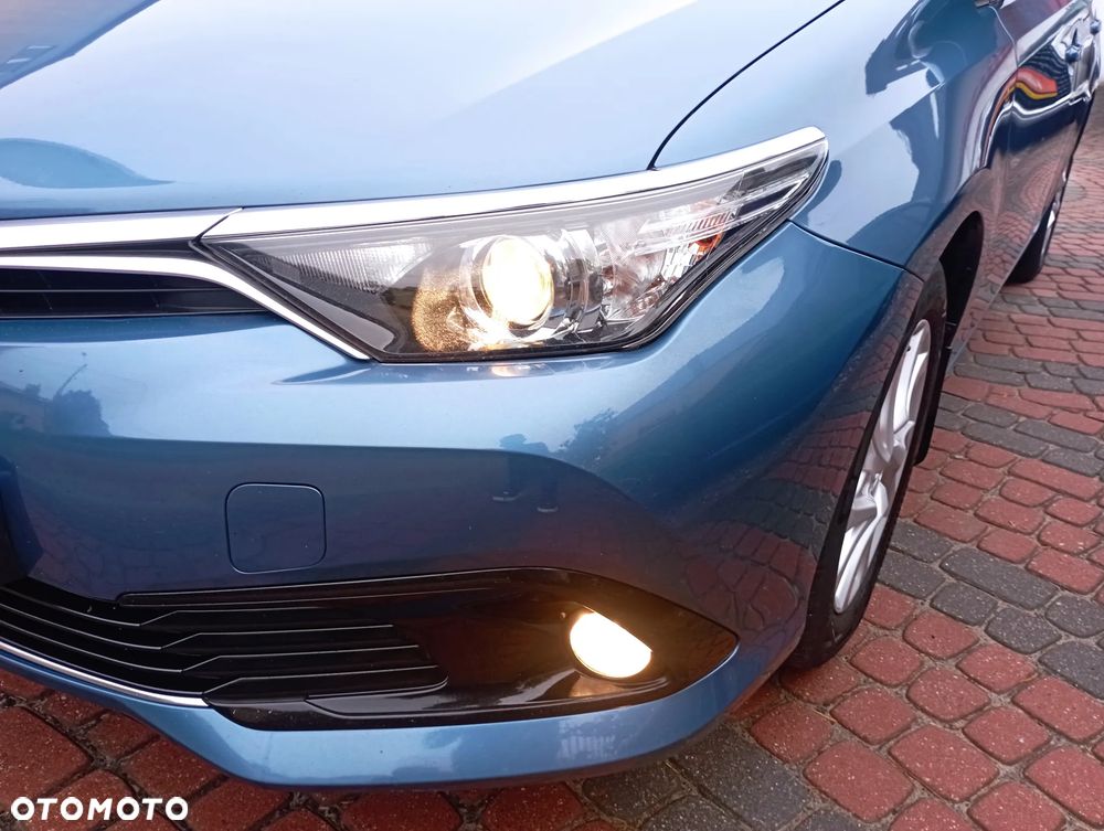 Toyota Auris 1.6 Premium - 24