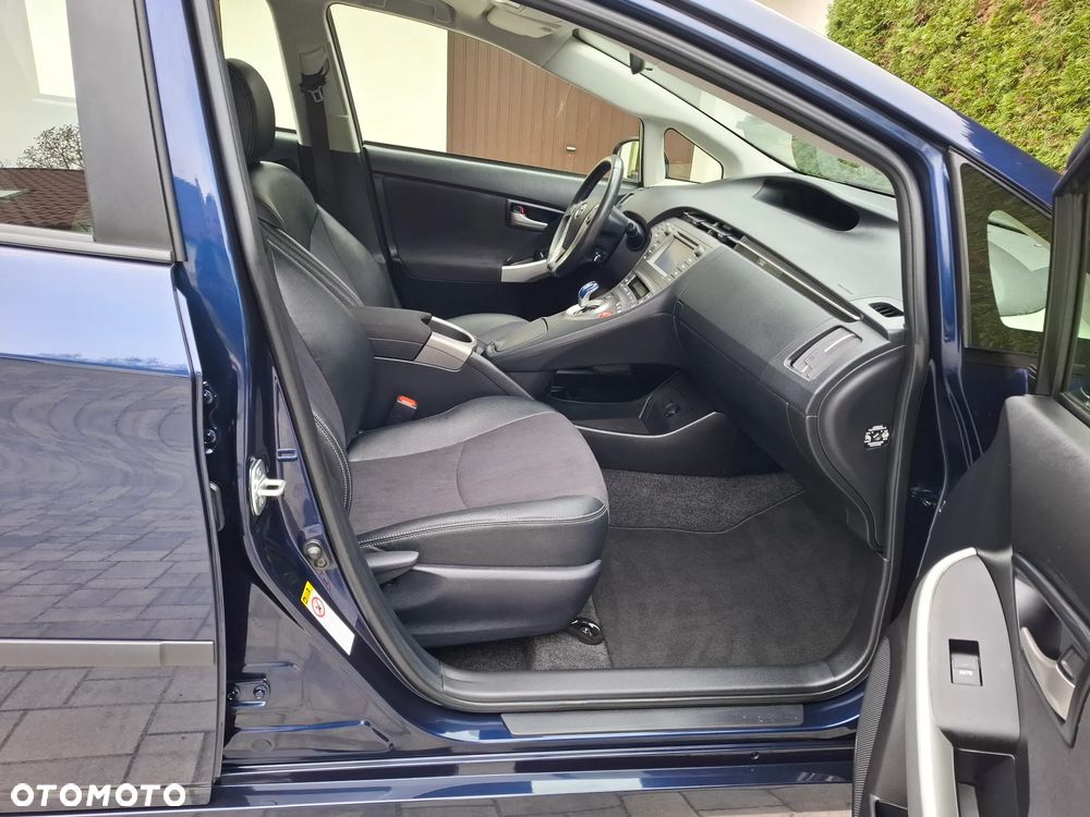 Toyota Prius (Hybrid) Executive - 17