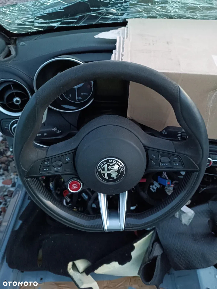 KIEROWNICA CARBON MULTIFUNKCJA ALFA ROMEO Giulia Quadrifoglio V6 Cześci - 2