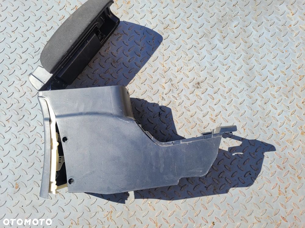 Podłokietnik gniazdo USB Mitsubishi ASX 1,8 DI-D 2011r Europa - 3