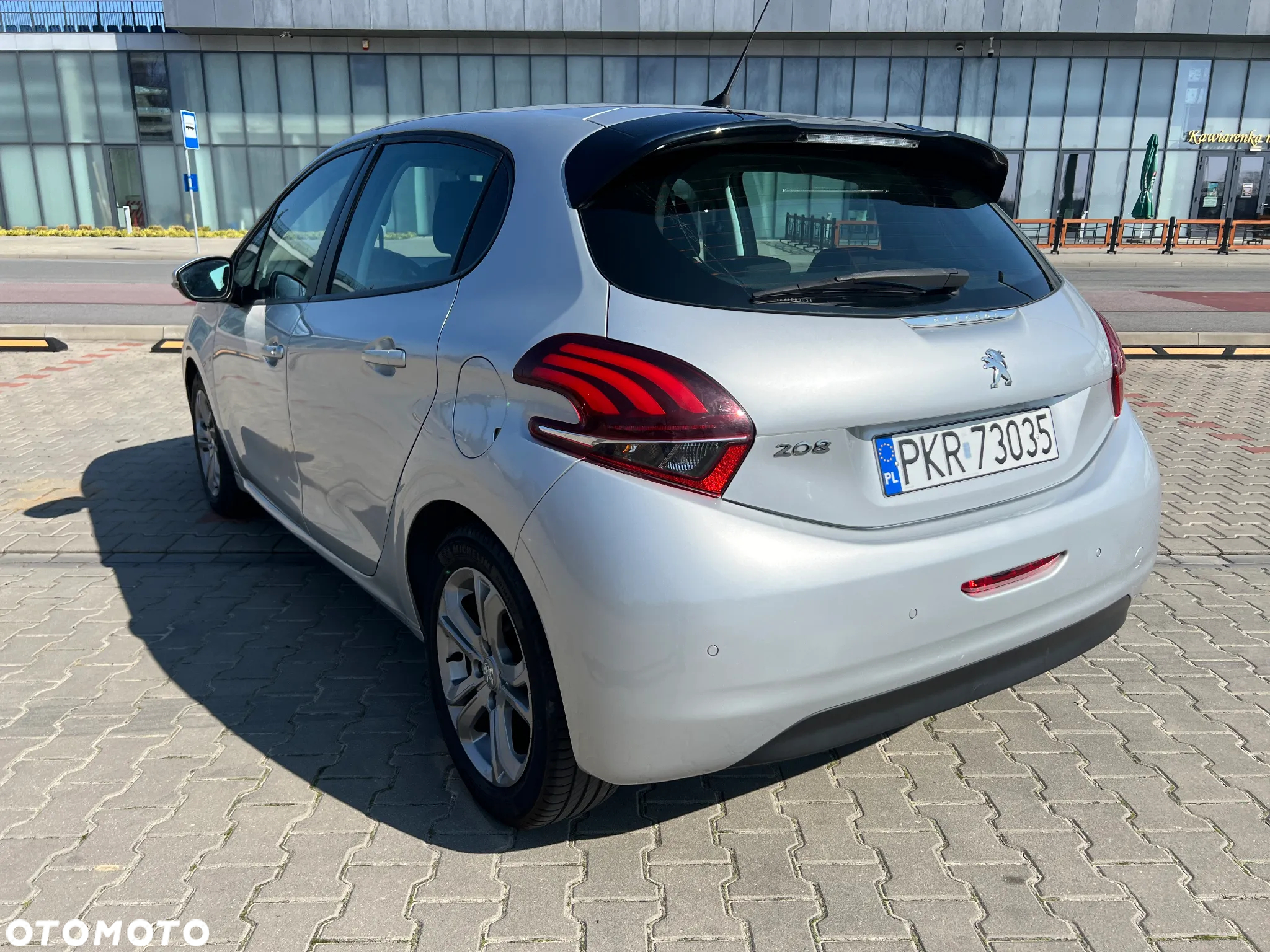 Peugeot 208 - 8