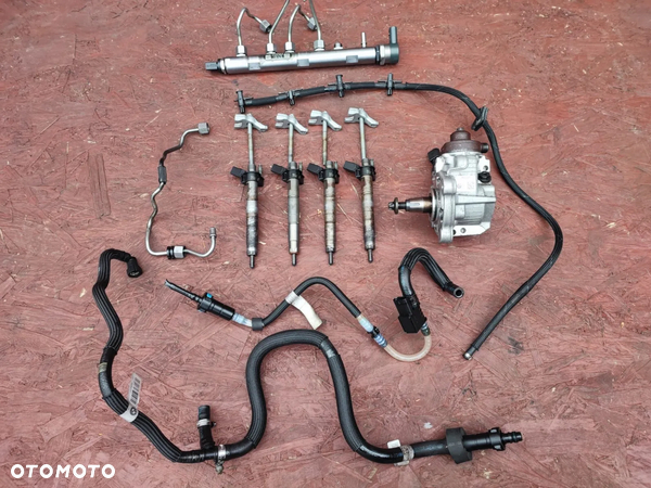 BMW E60 LCI / E61 LCI / E81 / E82 / E89 LCI / E87 LCI / E88 / E90 / E90 LCI / E91 / E91 LCI / E92 / E93. ORYGINALNY KOMPLETNY ZESTAW WTRYSKOWY / UKŁAD WTRYSKOWY  DO GAMY SILNIKÓW N47 ( POMPA WTRYSKOWA + WTRYSKI X4 SZTUKI + LISTWA WTRYSKOWA + CZUJNIKI + PRZEWODY PALIWA ). O NR: 7 797 877 / 7 800 602 /  7 809 130 / 7 809 128 / 4 740 787 / 7 800 601 OEM. BARDZO DOBRY STAN TECHNICZNY.