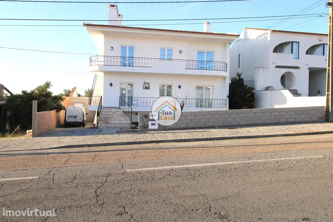 Moradia T4 com Cave, Piscina e Barbecue Exterior em Bairro de Moradias - Grande imagem: 2/44