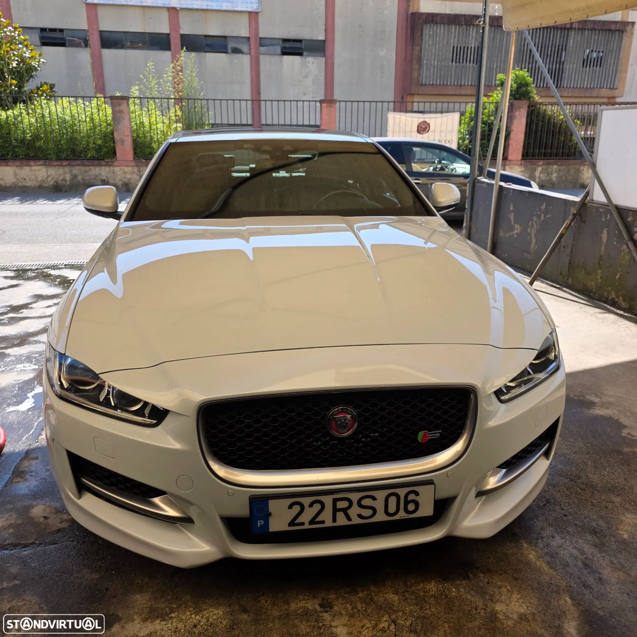 Jaguar XE 2.0 D R-Sport AWD Aut. - 1