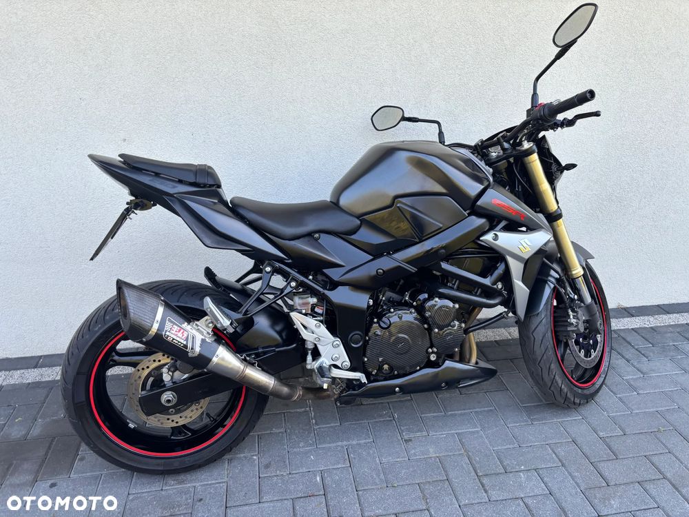 Suzuki GSR - 8