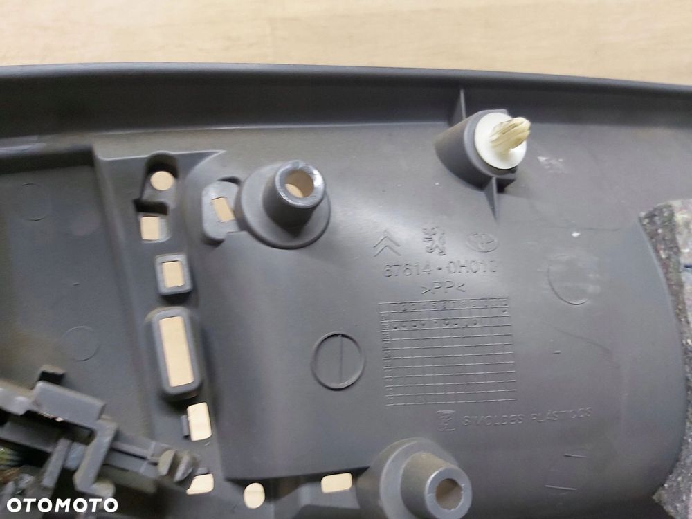 Toyota AYGO I Boczek drzwi lewy tył 67614-0H010 - 3
