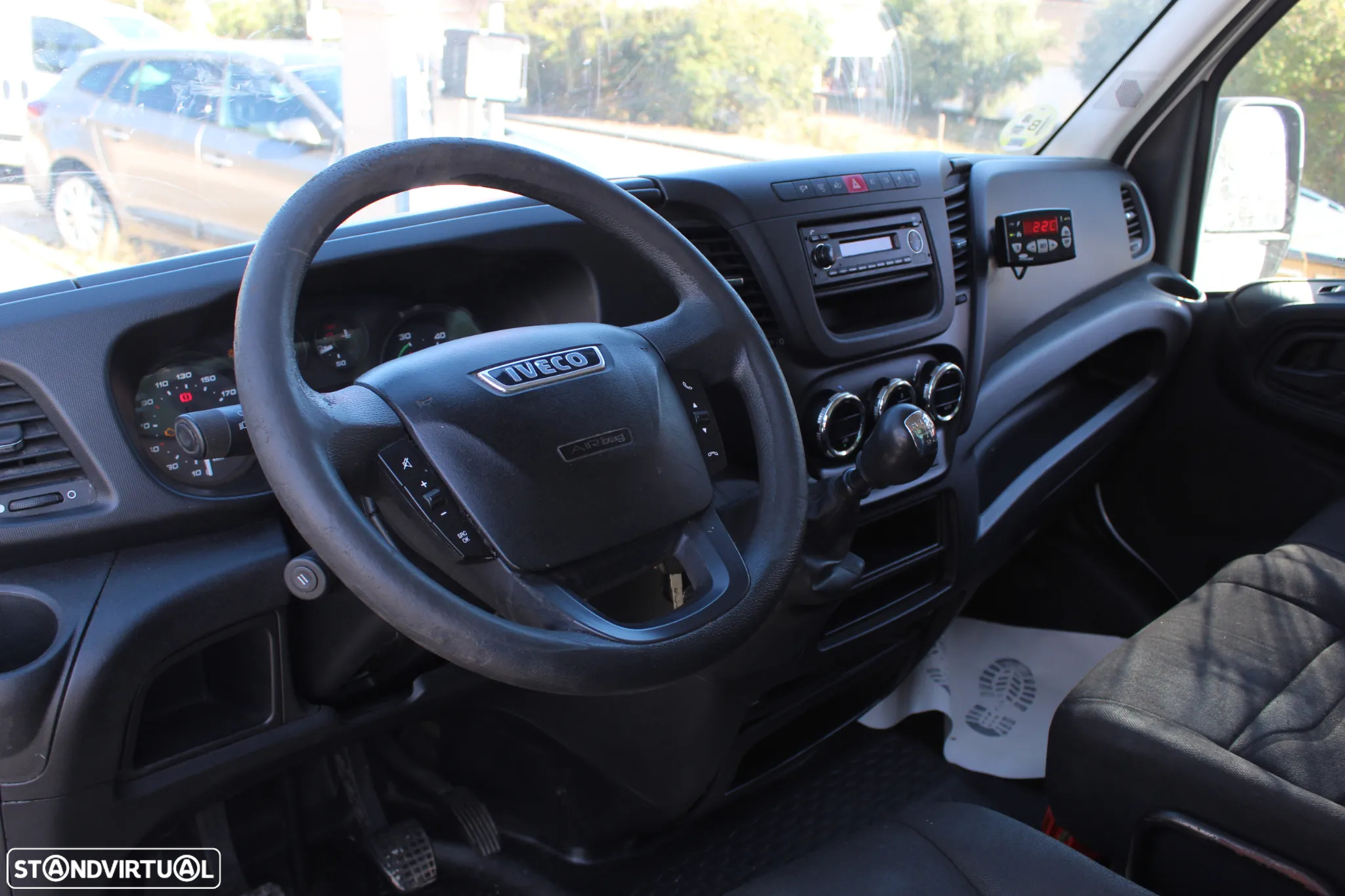 Iveco DAILY 35-130 FRIGORIFICO // CARRIER XARIOS 500 - 10