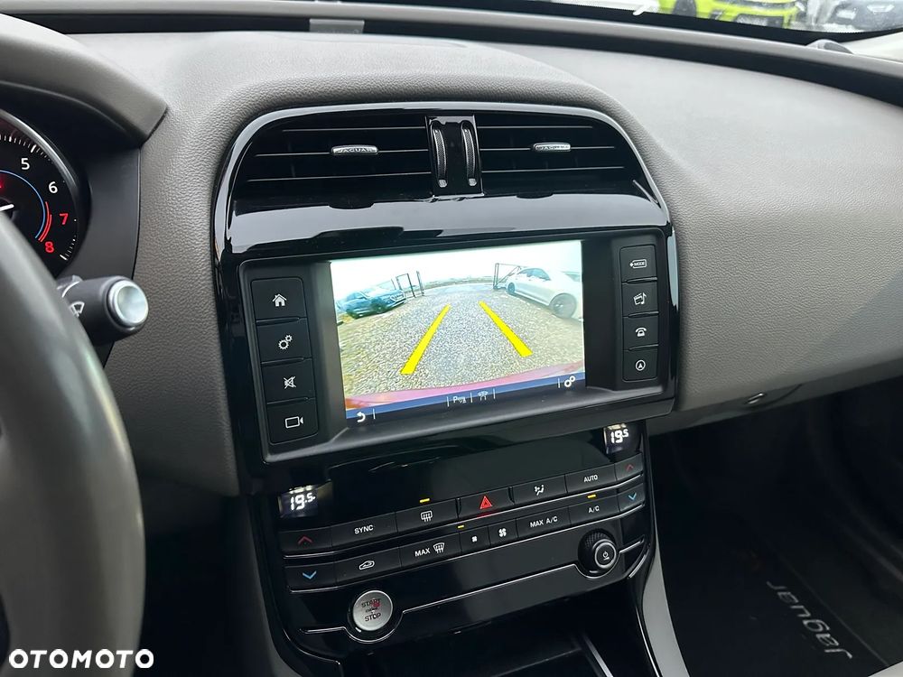 Jaguar XE 20t Prestige - 9