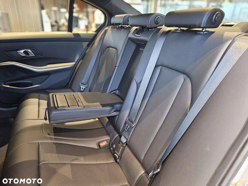 BMW Seria 3 330e - 16