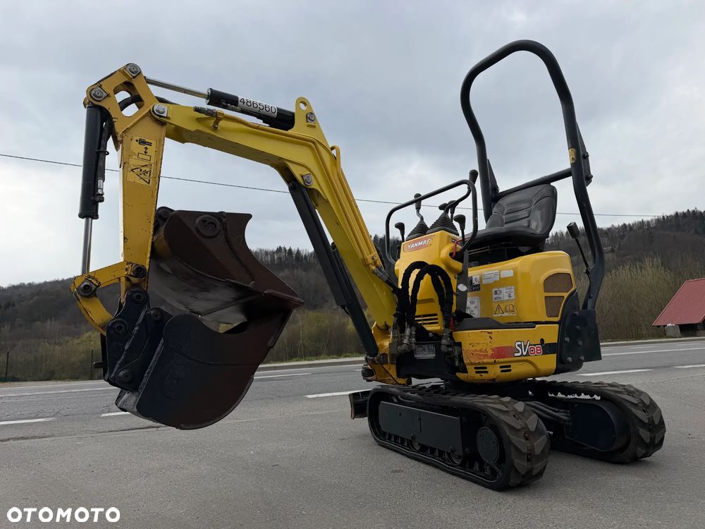Yanmar SV08-1AS Japońska Minikoparka Koparka 1,1 tony. Maszyna jak Nowa. 2017rok. Pochodzi z Norweskiego Gospodarstwa Ogrodniczego! 2 łyżki. Rozsuwane Podwozie. Dokumentacja. Dodatkowe sekscje Hydrauliczne na młot lub wiertnice. Ani deka luzów czy wycieków. Szybkozłącze. Oryginalne łyżki Steelwrist! Skrętne ramię. OKAZJA Zadbana Maszyna! Bardzo oszczędny silnik Yanmar. Mocne pompy Hydrauliczne!! - 3