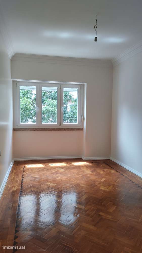 CAMPOLIDE - T3 Renovado com varanda e 2 casa de banho - Grande imagem: 5/16