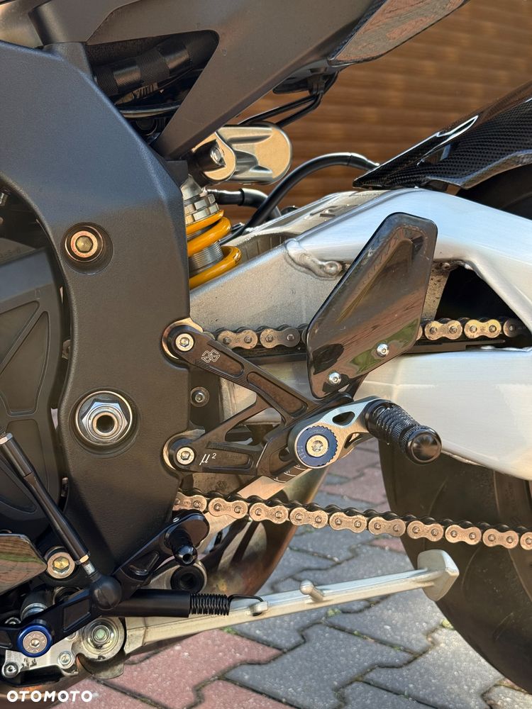 Yamaha R1 - 12
