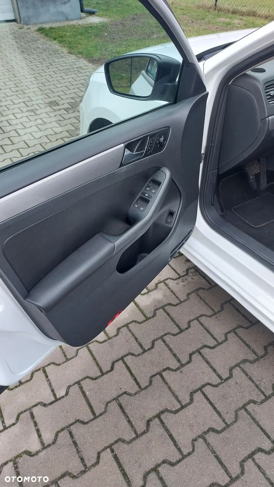 Volkswagen Jetta - 4