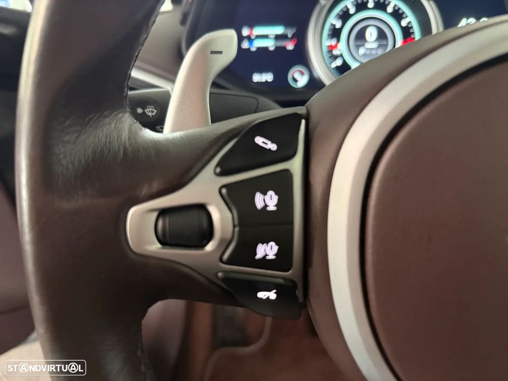 Aston Martin DB11 Coupé - 34