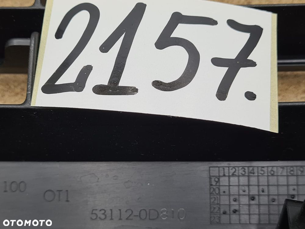 Toyota Yaris 4 IV od 20r 531120D810 atrapa kratka środkowa zderzaka przód - 9