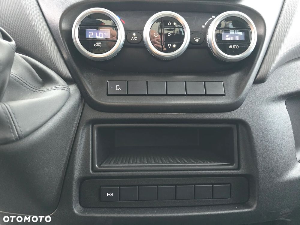 Iveco DAILY DAILY 35C18 / 50C18 HI-MATIC 9PALET 4,50cm Długi 850Kg ŁADOWNOŚĆ SALON PL 39 Tyś km STAN NOWY NOWY NOWY NA GWARANCJI TEMPOMAT FOTEL PNEŁMATYCZNY KLIMATYZACJA AUTOMATYCZNA LEDY BLOKADA MOSTU HAK FABRYCZNY - 37