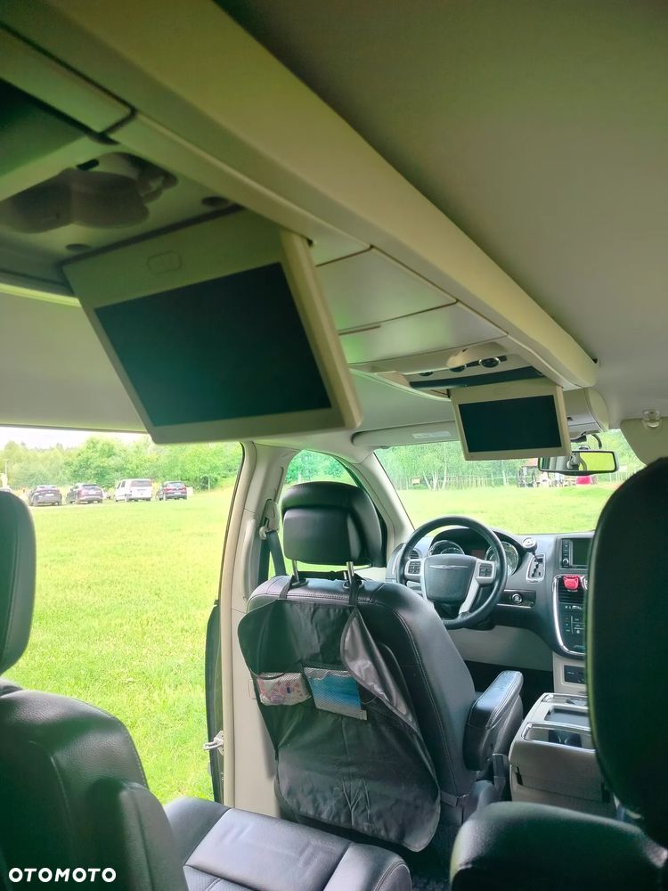 Chrysler Town & Country - 8