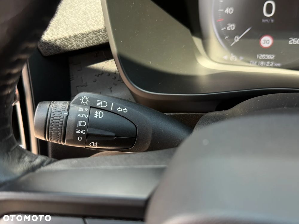 Volvo XC 40 T3 Momentum - 28