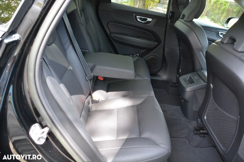 Volvo XC 60 B4 D AWD Plus Dark - 19