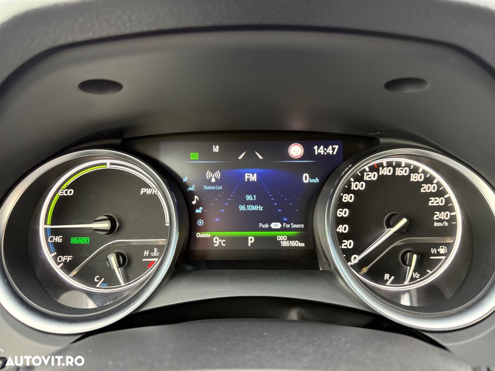 Toyota Camry Luxury - 3