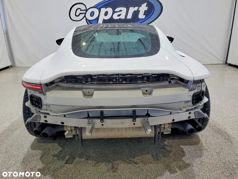Aston Martin Vantage - 5