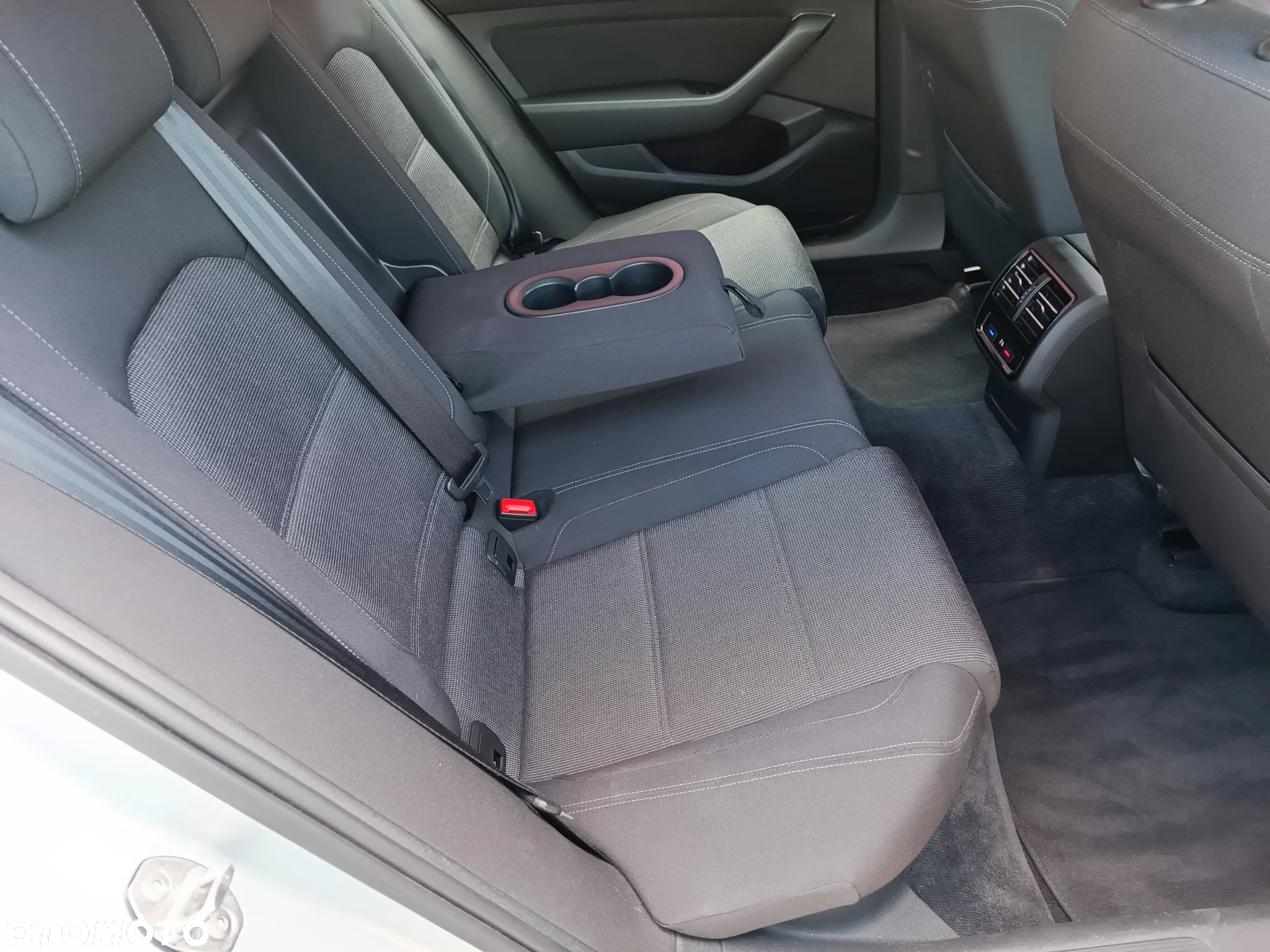 Volkswagen Passat - 12