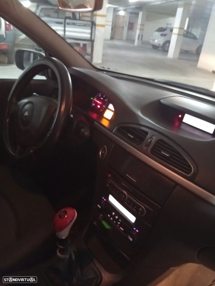 Renault Laguna 1.9 dCi Confort - 9