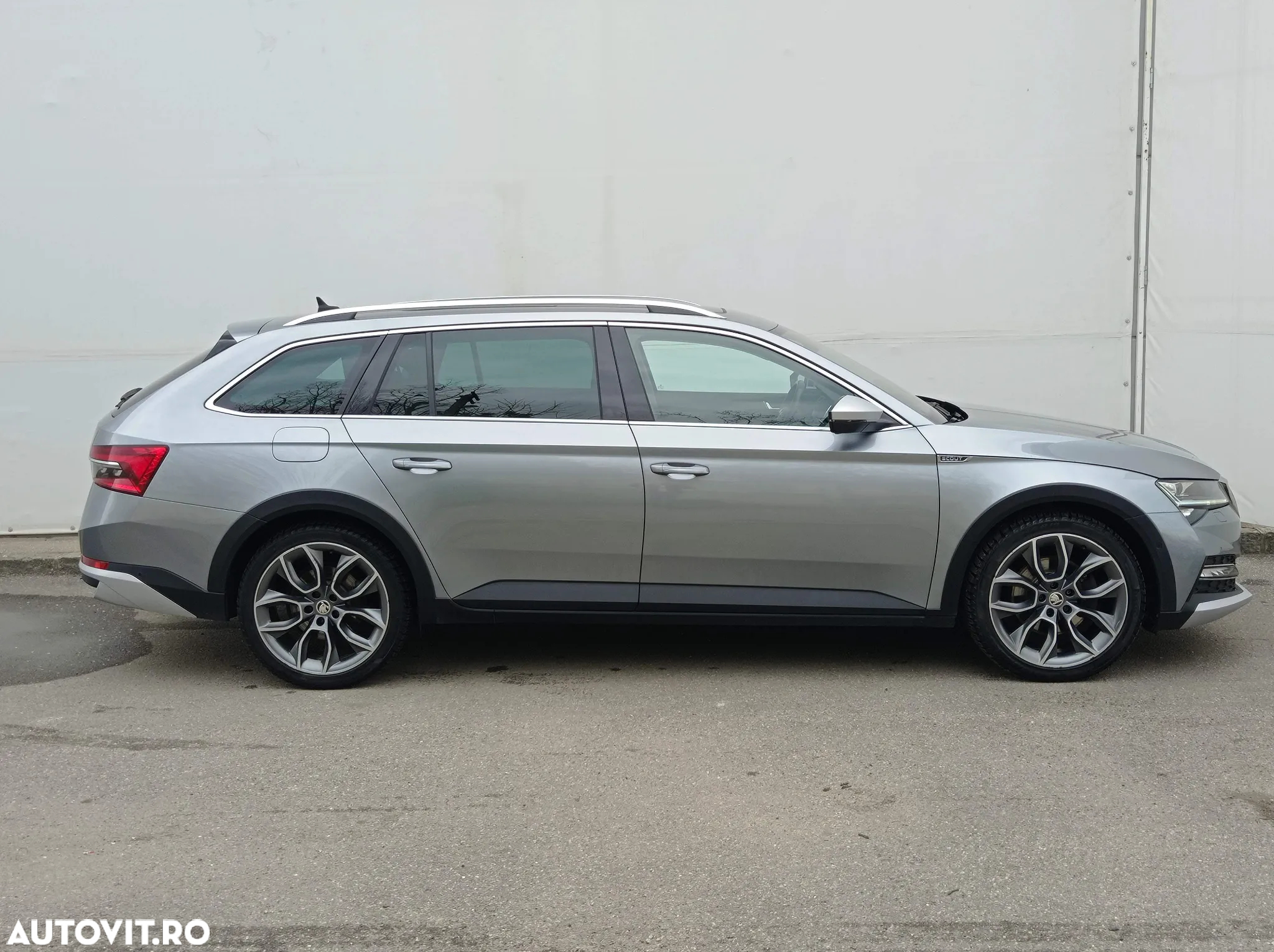 Skoda Superb Combi 2.0 TDI 4X4 DSG Scout - 10
