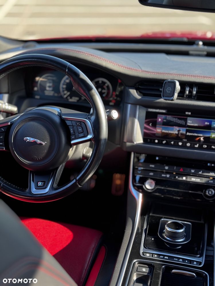 Jaguar XF 2.0 i4D R-Sport - 4
