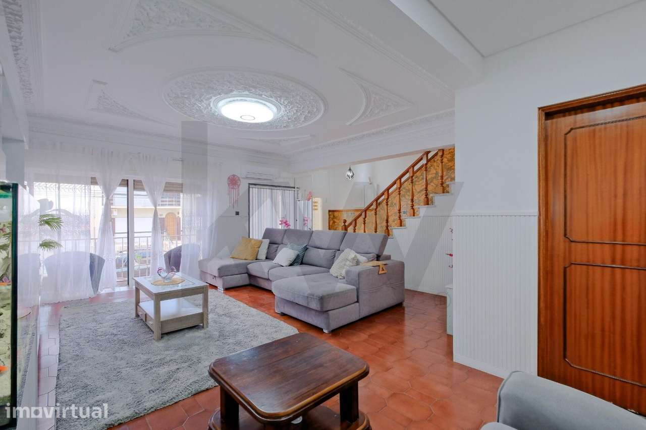 Moradia T4 remodelada e convertida em T3 com jardim e garagem box em V - Grande imagem: 5/45