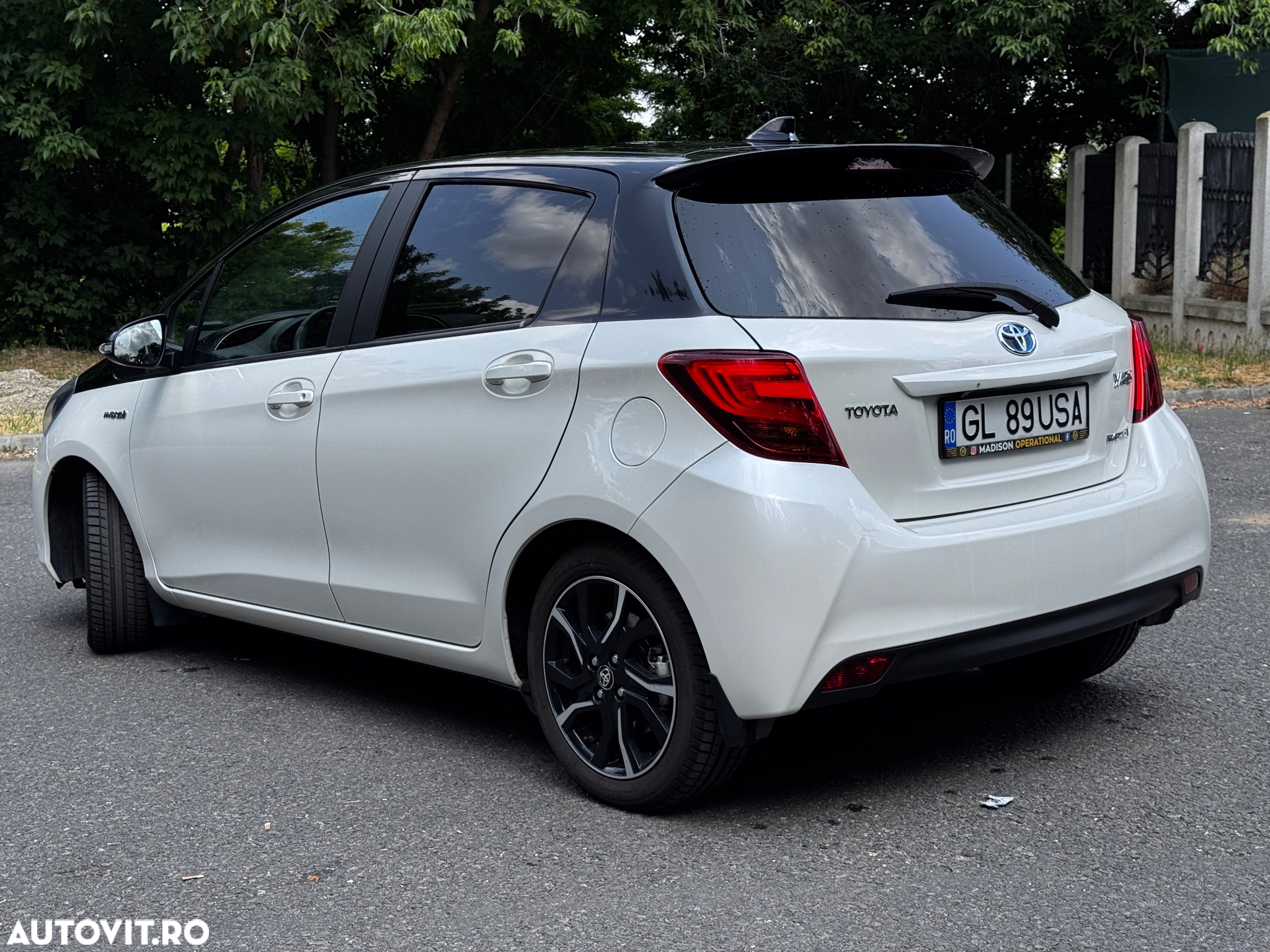 Toyota Yaris 1.5 VVT-i HSD Bi-Tone W&B - 4