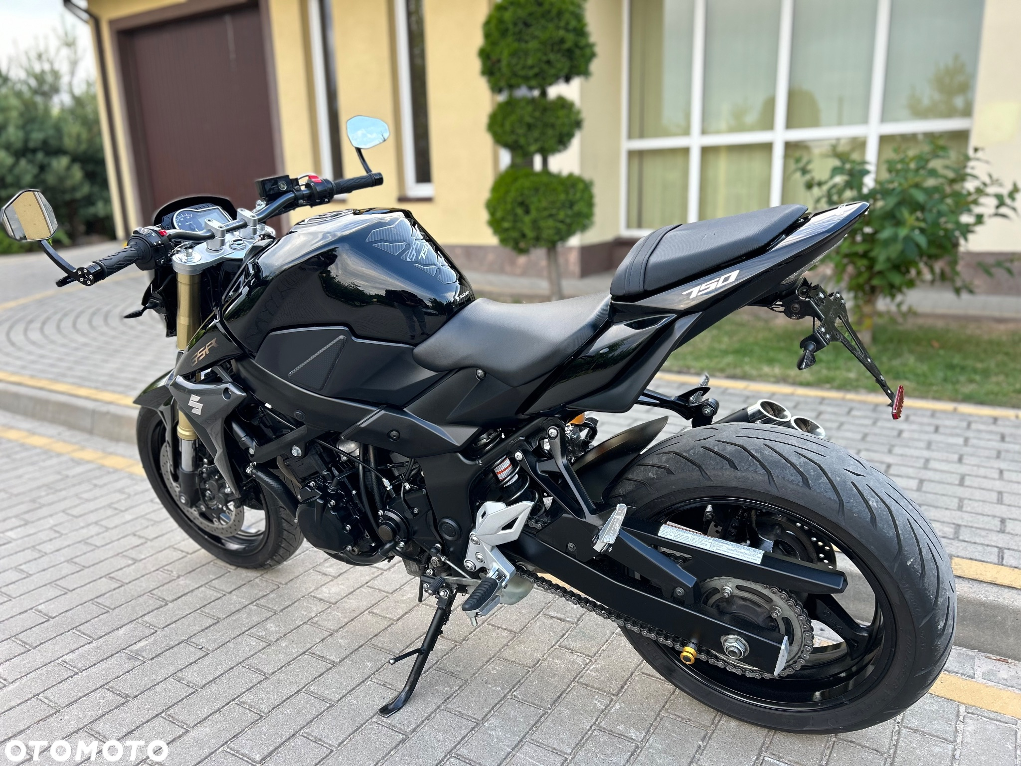 Suzuki GSR - 11