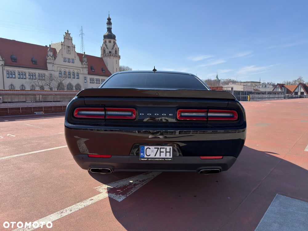 Dodge Challenger - 11