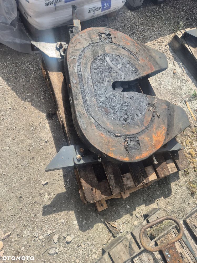 Siodło Jost  Volvo Renault z łapami 140mm - 5