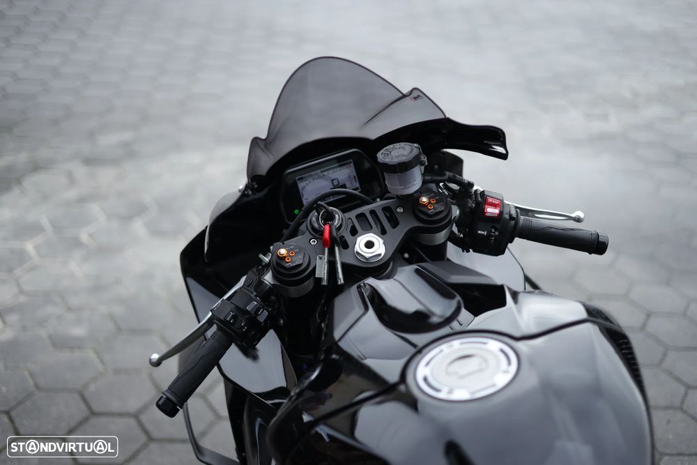 Yamaha YZF R1 Preta Akrapovic - 9