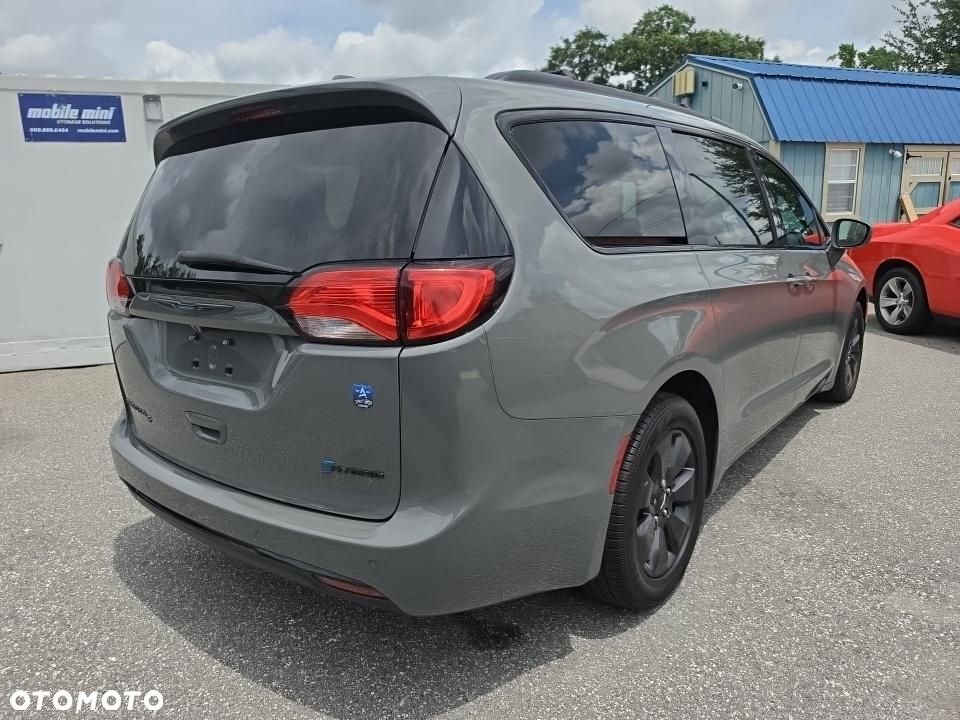 Chrysler Pacifica - 4