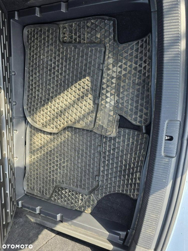 Volkswagen Golf Variant 1.6 TDI DPF BlueMotion Technology Trendline - 28